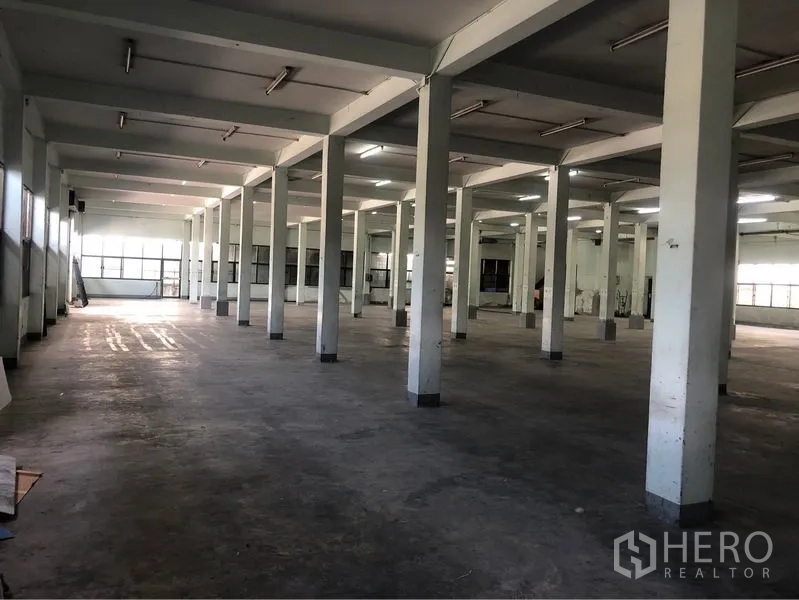 Office Space for rent in Bang Sao Thong, Samut Prakan - Spacious open-plan floor with perimeter windows suitable for office or showroom.