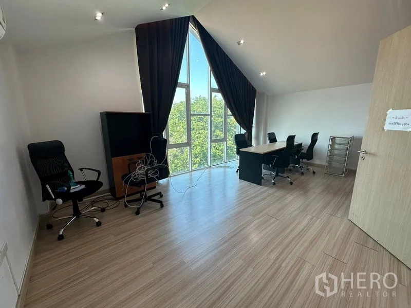 สำนักงานที่บ้าน ให้เช่าในPhra Khanong, Bangkok - ห้องผู้บริหารเพดานจั่ว สูง กระจกสูง พร้อมโต๊ะทำงาน