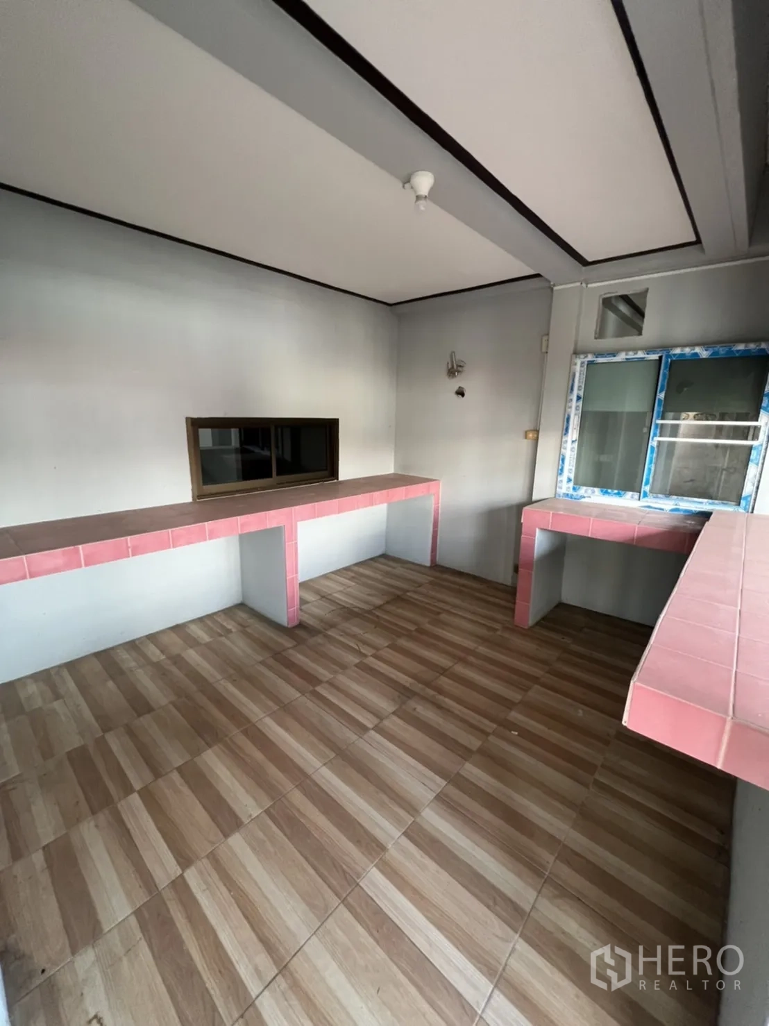 Home Office for rent in Watthana, Bangkok - Basic kitchen zone featuring pink tiled counters and large worktops.