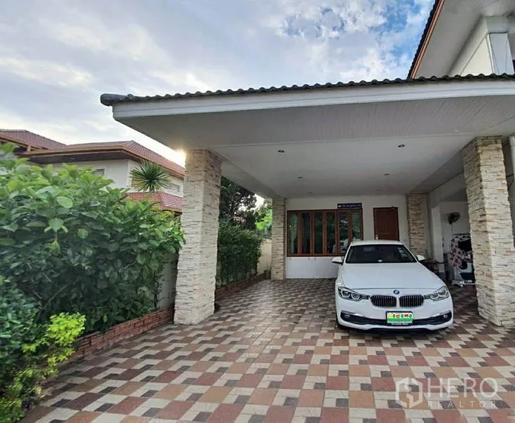 Detached House for sale in Taling Chan, Bangkok - Covered carport with tiled floor and stone columns.