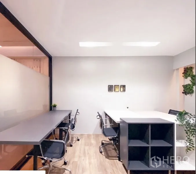 办公空间 出租在Bang Rak, Bangkok - 带玻璃隔断的独立办公室，设共享工位与收纳柜