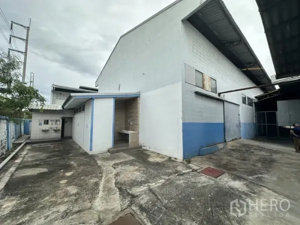 โรงงาน ขายในKhlong Luang, Pathum Thani - ด้านหลังโรงงาน มีห้องยูทิลิตี้ ตู้ไฟ และทางสัญจรคอนกรีต