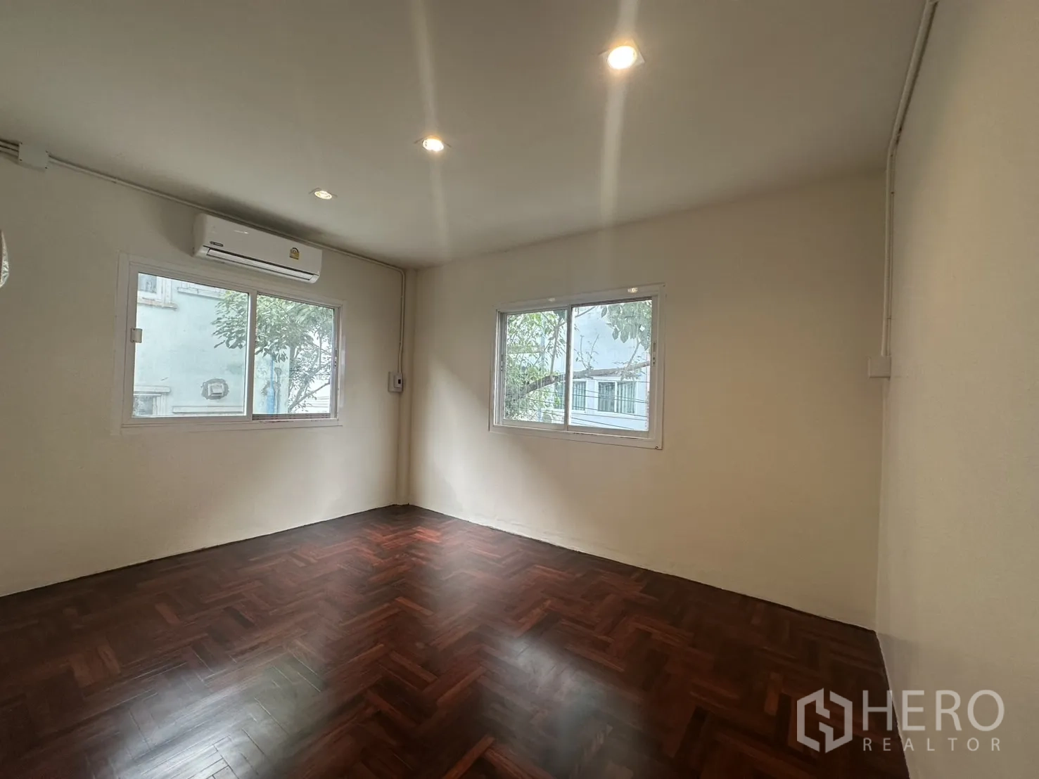 สำนักงานที่บ้าน ให้เช่าในKhlong Toei, Bangkok - ห้องนอนมองเห็นต้นไม้ มีหน้าต่างสองบานและเครื่องปรับอากาศ