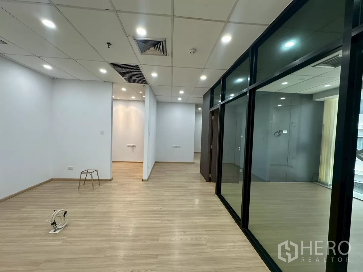 สำนักงาน ให้เช่าในWatthana, Bangkok - สำนักงานสว่าง แบ่งห้องด้วยผนังกระจก ฝ้าเพดานสีขาว ไฟ LED