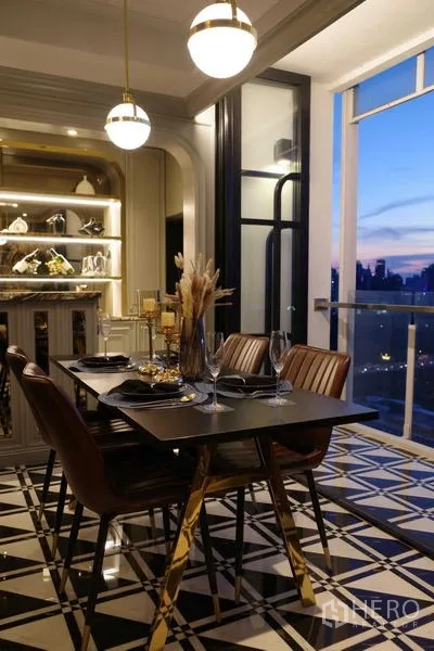 คอนโด ขาย - มุมทานอาหารยามค่ำ โคมแขวนและระเบียงวิวเมือง