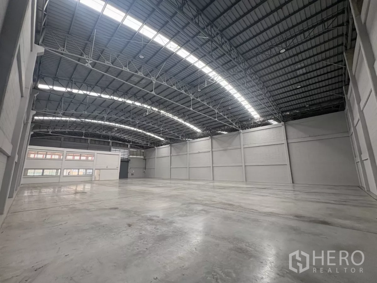 工厂 出租在Bang Phli, Samut Prakan - 开放式仓库分区，超高屋顶与自然采光板。