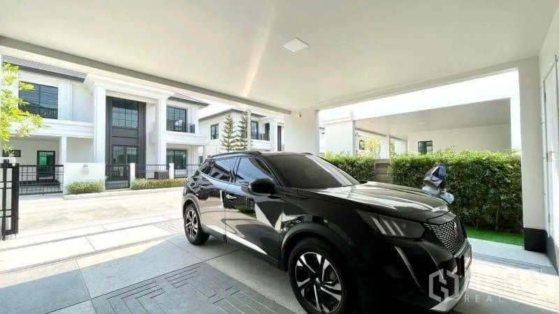 บ้านเดี่ยว for rent or sale in Bang Phli, Samut Prakan - โรงจอดรถมีหลังคาพร้อมรถเอสยูวีและทางเข้าบ้าน