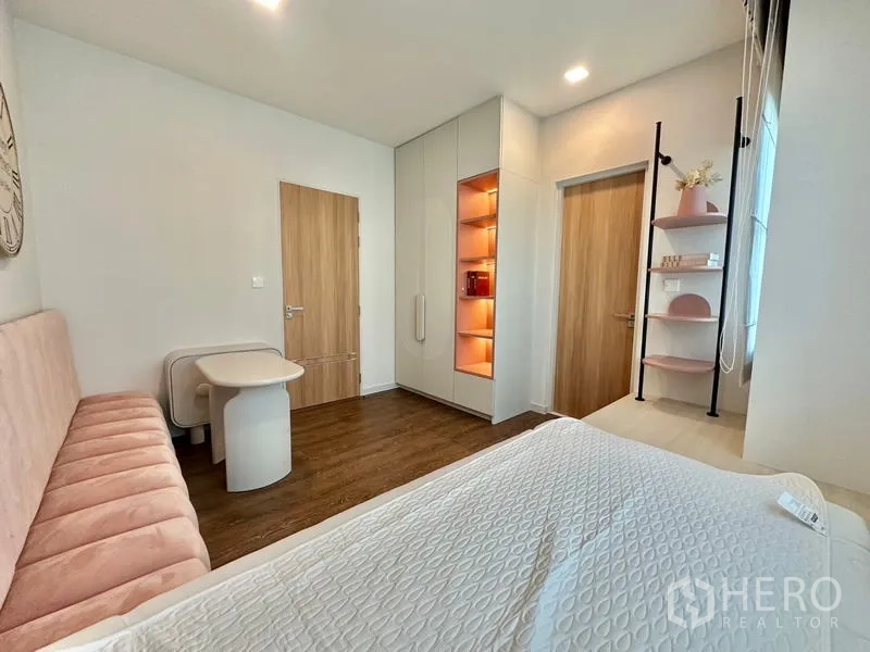 บ้าน ให้เช่าในSamut Prakan - อีกมุมของห้องนอนเด็ก ตู้บิวท์อินชั้นโชว์ไฟ และประตูไม้