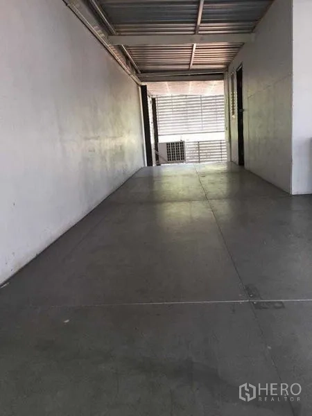 独立商业地产 出租或出售在Bang Khun Thian, Bangkok - 带金属顶棚的连廊，地面平整，连接多间房。