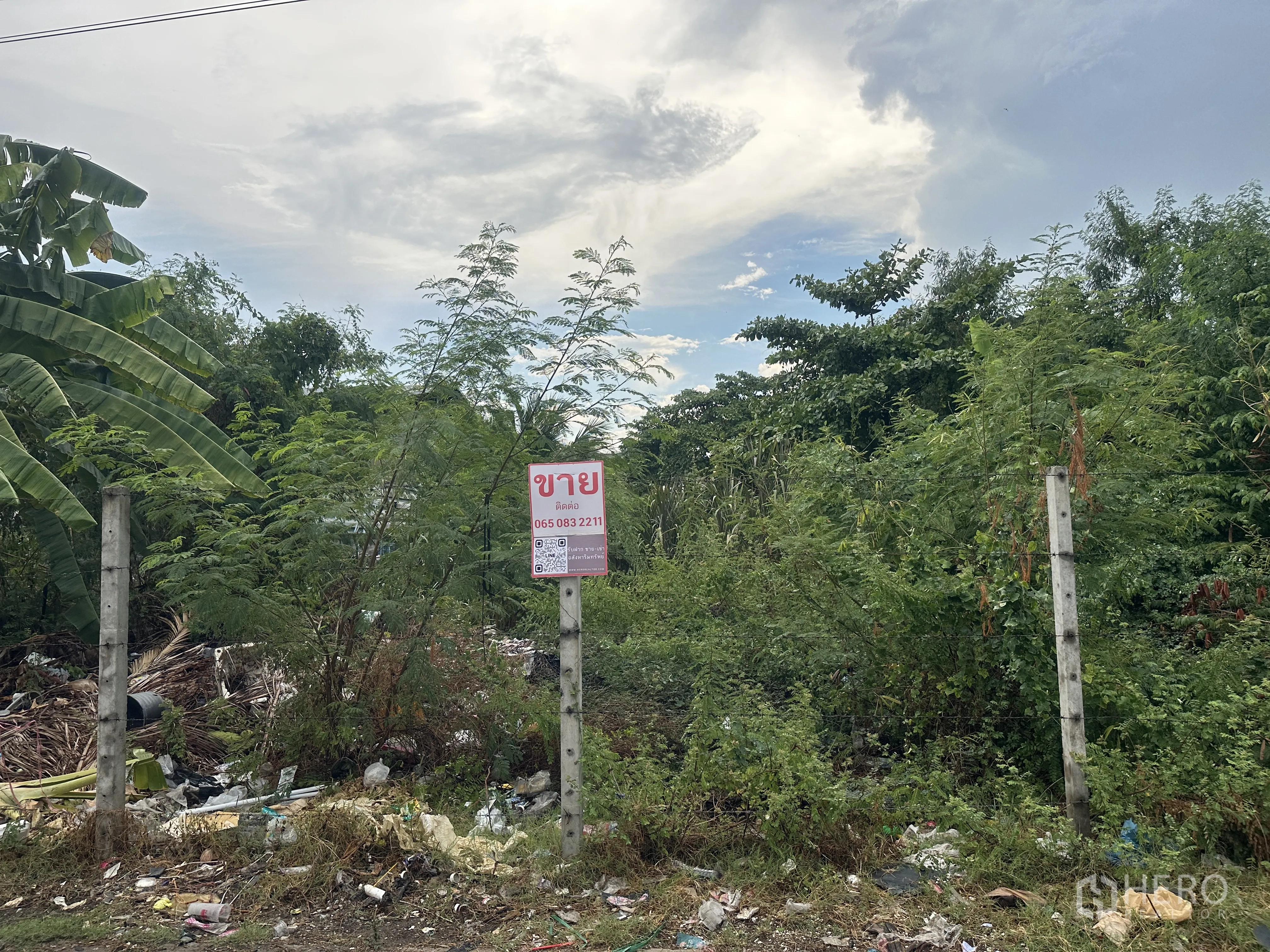 土地 for sale in Lam Luk Ka, Pathum Thani - 近距离展示带有混凝土界桩和出售告示的地块边界。