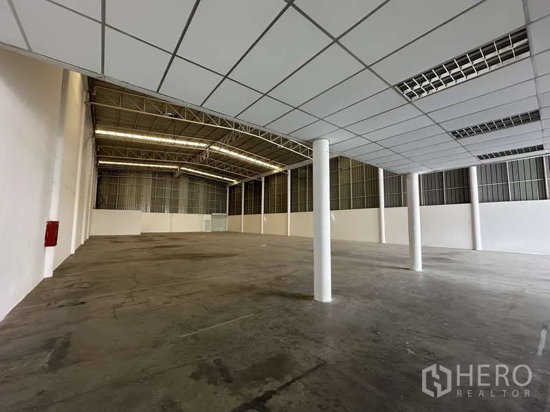 工厂 出租在Khlong Luang, Pathum Thani - 另一角度展示高挑屋顶、采光带与宽阔库区。