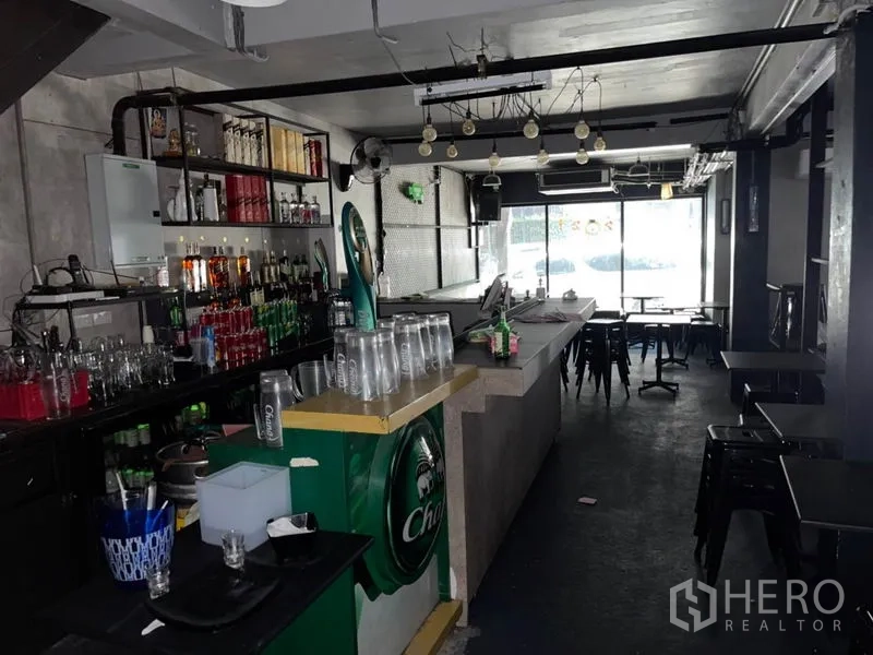 店屋 出租或出售在Watthana, Bangkok - 一层室内配长吧台、层架与临街落地窗