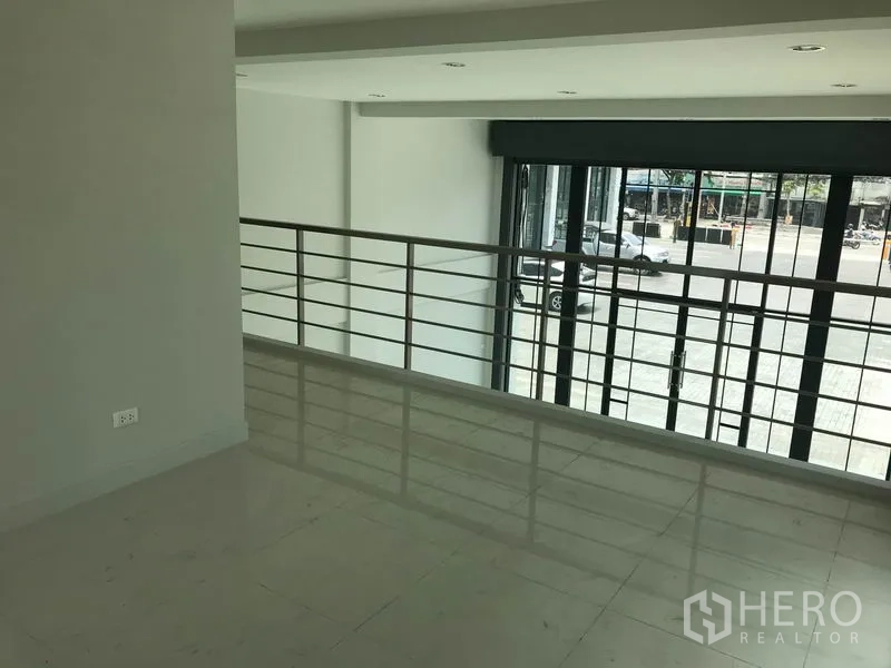 สำนักงานที่บ้าน ให้เช่าในSuan Luang, Bangkok - ชั้นลอยพื้นที่เปิดโล่ง พร้อมราวกันตกโลหะและหน้าต่างบานใหญ่