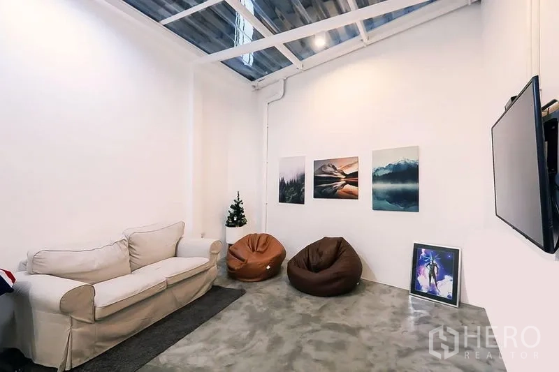 อาคารพาณิชย์ ให้เช่าในKhlong Toei, Bangkok - เลานจ์สไตล์ลอฟท์ โซฟา บีนแบ็ก หลังคาสกายไลท์ และงานศิลป์บนผนัง