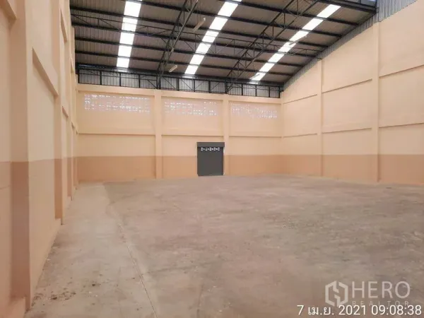 โรงงาน ให้เช่าในBang Bua Thong, Nonthaburi - พื้นโรงงานกว้างโล่ง เพดานสูง มีช่องลมและประตูทางออกด้านหลัง