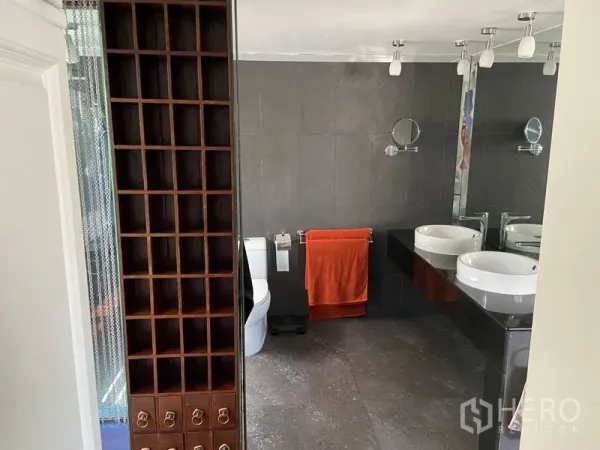 คอนโด ขายในKhlong San, Bangkok - ห้องน้ำสมัยใหม่ อ่างล้างหน้าแบบคู่ กระจกบานใหญ่ และผนังกระเบื้องสีเข้ม