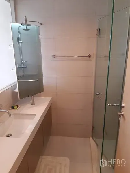 คอนโด ให้เช่าในKhlong Toei, Bangkok - ห้องน้ำพร้อมฉากกั้นอาบน้ำกระจก เคาน์เตอร์ยาว และกระจกเงา