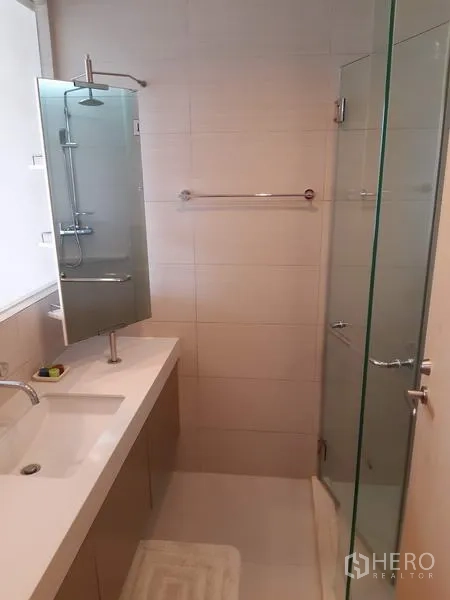 คอนโด ให้เช่าในKhlong Toei, Bangkok - ห้องน้ำพร้อมฉากกั้นอาบน้ำกระจก เคาน์เตอร์ยาว และกระจกเงา