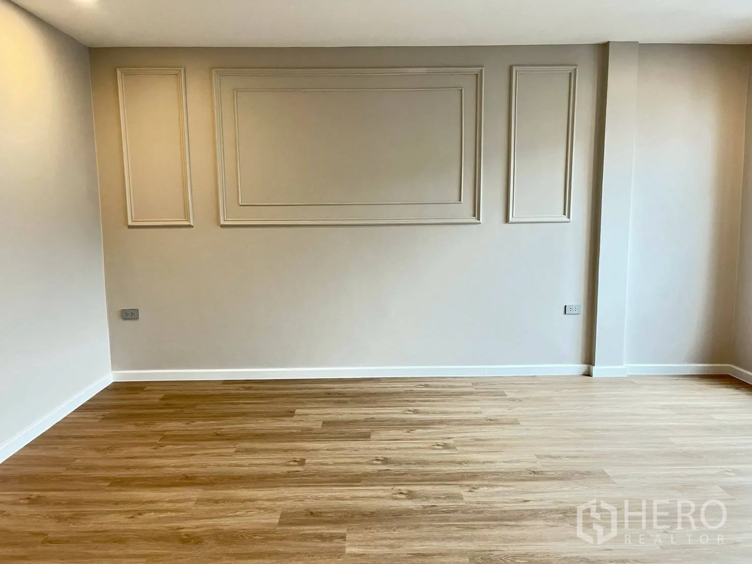 ทาวน์เฮาส์ for rent in Khlong Toei, Bangkok - ห้องนอนกว้างพื้นไม้และผนังตกแต่งบัวปูน.