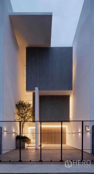 Home Office for rent in Bang Phli, Samut Prakan - Modern gated facade with vertical slats and warm lighting at a home office in Bang Phli.