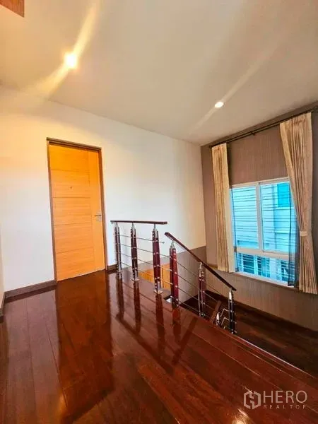 บ้าน ให้เช่าในChatuchak, Bangkok - โถงชั้นบน พื้นไม้เงางาม ราวบันไดสแตนเลส และหน้าต่างรับแสง