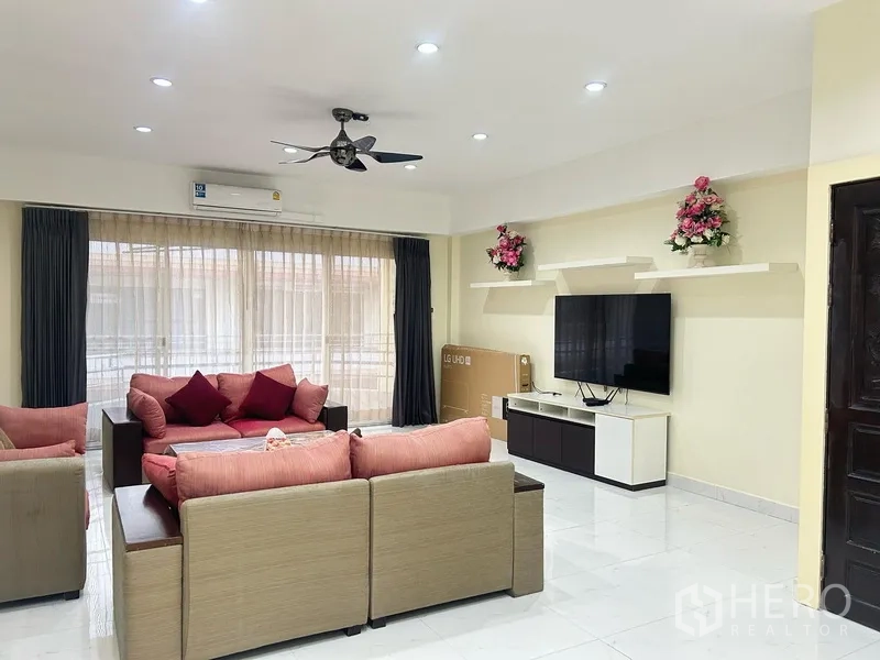 สำนักงานที่บ้าน ให้เช่า - ห้องนั่งเล่นหันสู่หน้าต่างบานกว้าง ผ้าม่านโปร่ง และพัดลมเพดาน