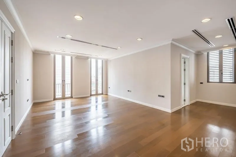 ทาวน์เฮาส์ ให้เช่าในKhlong Toei, Bangkok - ห้องนั่งเล่นขนาดใหญ่ พื้นไม้ หน้าต่างสูง และไฟฝังเพดาน