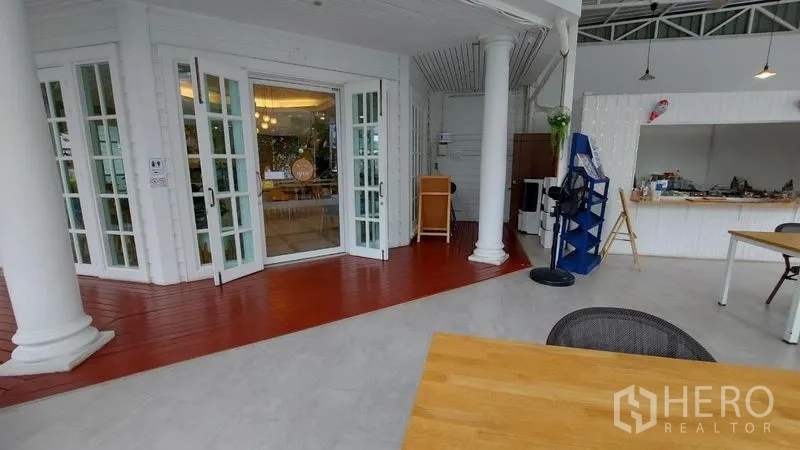 零售空间 出租在Bueng Kum, Bangkok - 门廊入口，白框玻璃门、立柱与灵活工作区