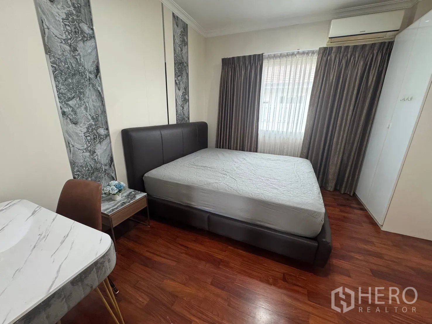 独立式住宅 出租在Prawet, Bangkok - 第三卧室，双人床、书桌与窗帘。