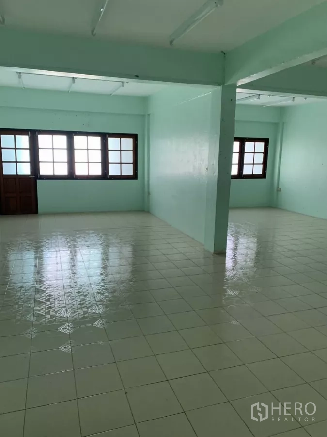 อาคารพาณิชย์ ให้เช่าในSuan Luang, Bangkok - ชั้นโล่งกว้าง มีเสากลาง ปูกระเบื้องลายเงาและหน้าต่างรอบด้าน