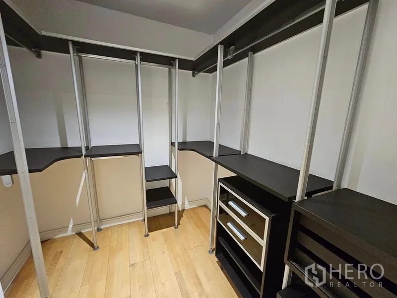 Condominium for rent or sale in Pathum Wan, Bangkok - Walk-in closet with open shelving, drawers and hanging rails.