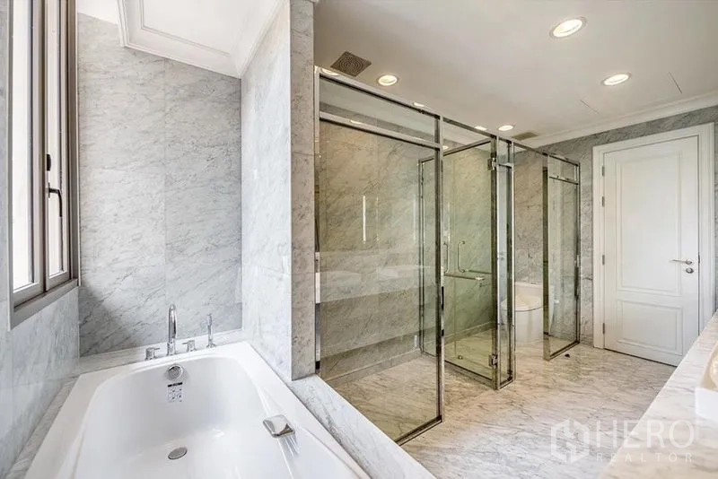 ทาวน์เฮาส์ ให้เช่าในKhlong Toei, Bangkok - ห้องน้ำหินอ่อนกว้าง อ่างอาบน้ำและห้องอาบน้ำกระจกแบบแยก