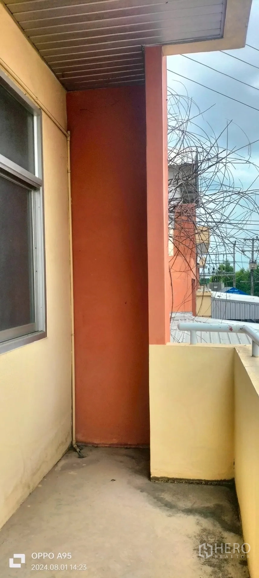 โรงงาน ให้เช่าในKhlong Luang, Pathum Thani - มุมระเบียงแคบ พร้อมราวกันตกและเสาโทนส้ม