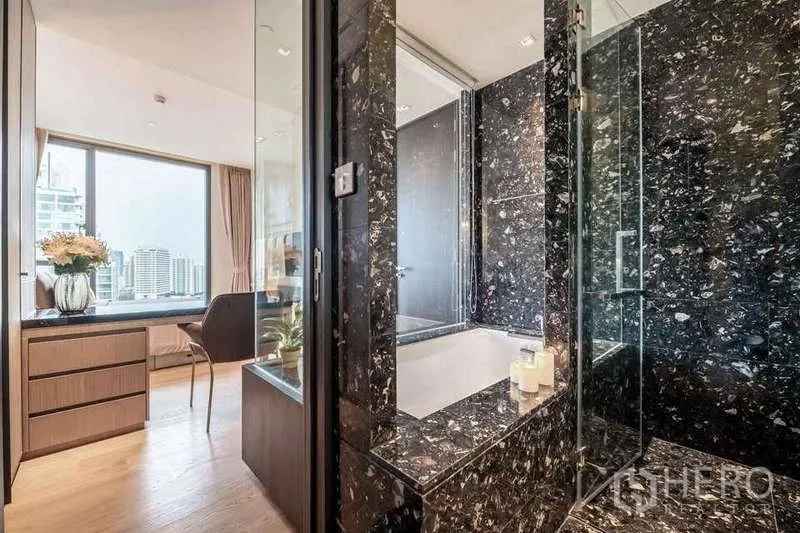 คอนโด ให้เช่าหรือขายในKhlong Toei, Bangkok - ห้องน้ำหินอ่อนสีดำพร้อมตู้อาบน้ำกระจกและอ่างอาบน้ำบิวท์อิน