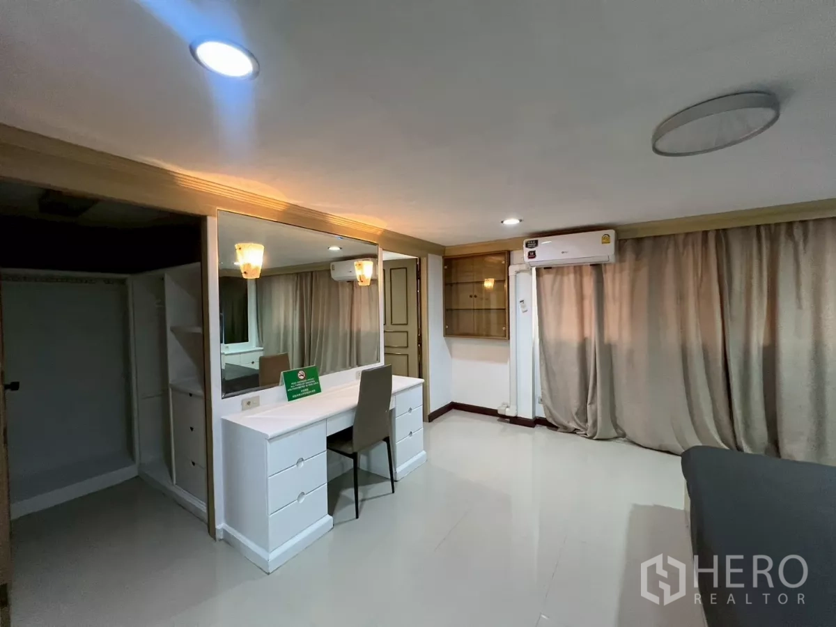 Home Office for rent in Watthana, Bangkok - Master bedroom with vanity desk, large mirror and curtains.