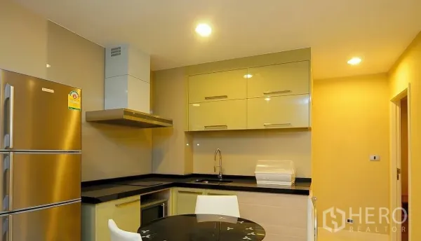 คอนโด ขายในKhlong Toei, Bangkok - ครัวรูปตัวแอลตู้บิลท์อินเงาวาว เครื่องดูดควัน อ่างล้างจาน และโต๊ะกินข้าว