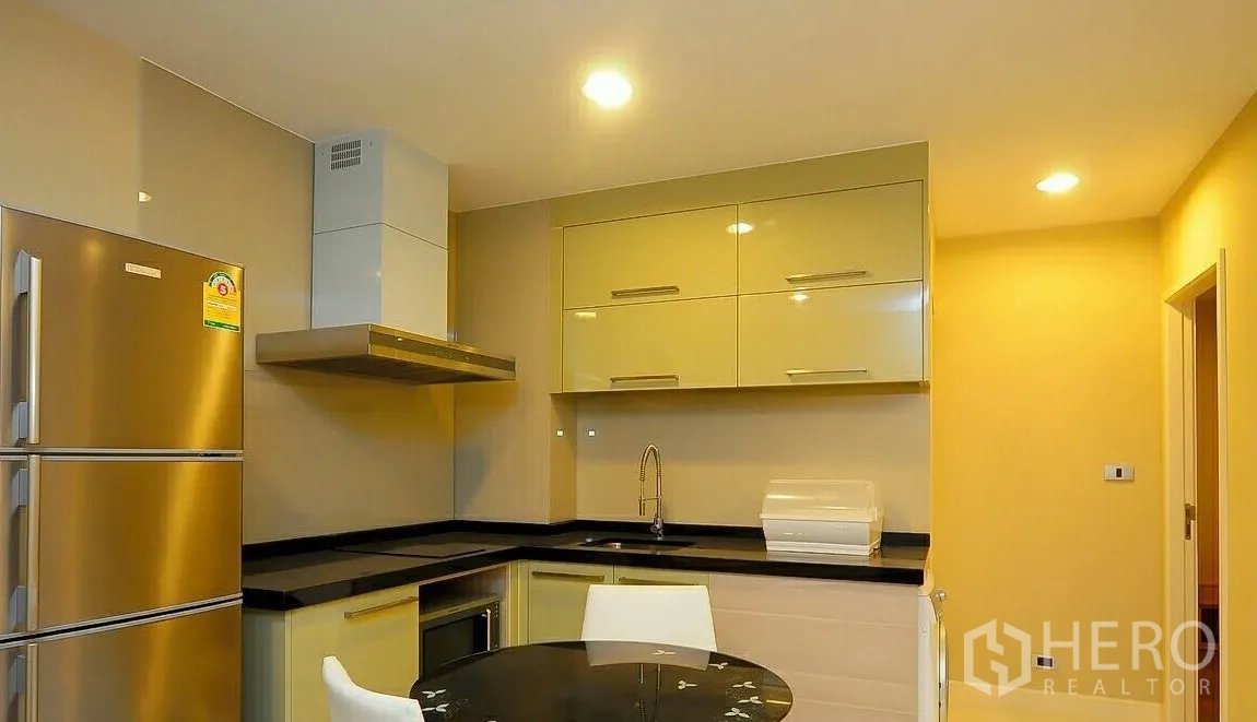 คอนโด ขายในKhlong Toei, Bangkok - ครัวรูปตัวแอลตู้บิลท์อินเงาวาว เครื่องดูดควัน อ่างล้างจาน และโต๊ะกินข้าว