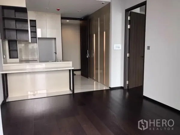 คอนโด ขายในWatthana, Bangkok - ห้องนั่งเล่นพร้อมเคาน์เตอร์บาร์ ตู้บิลท์อิน และพื้นไม้โทนเข้ม
