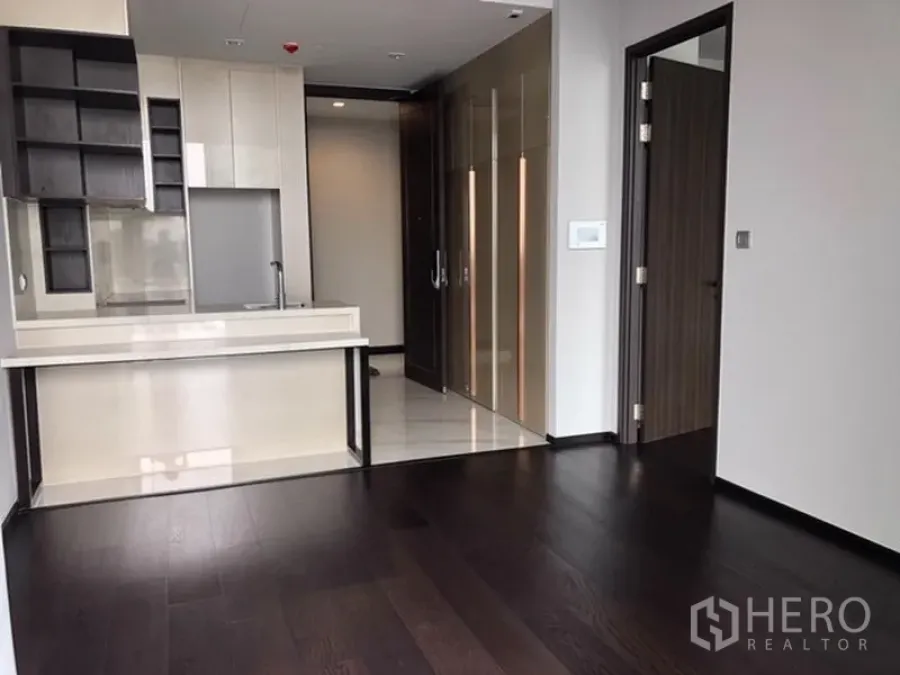 คอนโด ขายในWatthana, Bangkok - ห้องนั่งเล่นพร้อมเคาน์เตอร์บาร์ ตู้บิลท์อิน และพื้นไม้โทนเข้ม