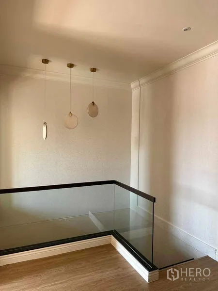 ทาวน์เฮาส์ ขายในLat Phrao, Bangkok - โถงบันไดราวกระจกพร้อมโคมไฟแขวนสไตล์โมเดิร์น