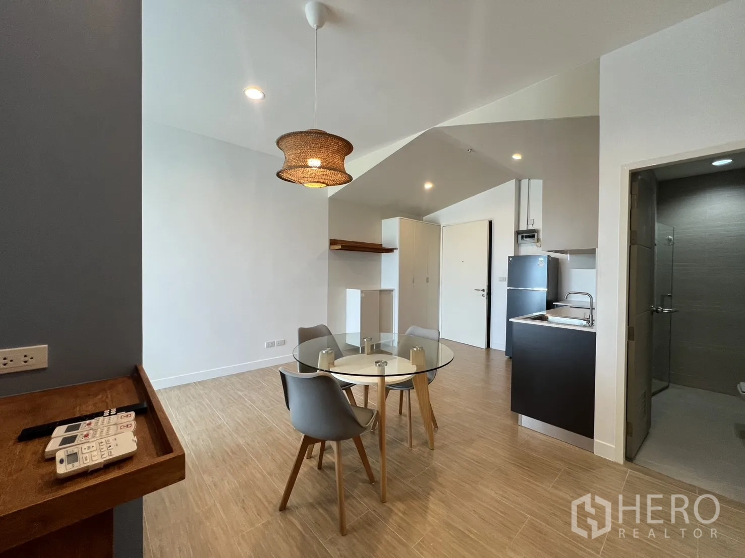 Condominium for rent in Bang Kapi, Bangkok - Dining space beside the kitchenette with a doorway to a tiled bathroom.