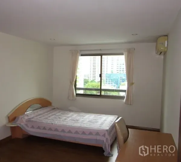 คอนโด ให้เช่าหรือขายในWatthana, Bangkok - ห้องนอนรอง เตียงเดี่ยว โต๊ะทำงาน หน้าต่างมองเห็นต้นไม้