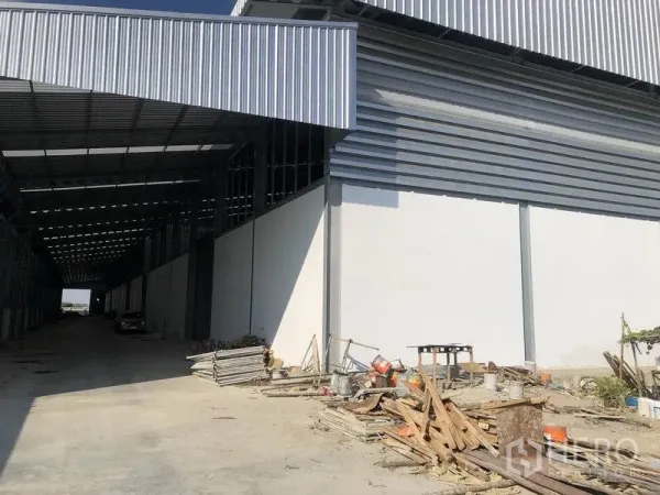 คลังสินค้า ให้เช่าในBang Phli, Samut Prakan - ช่วงทางโหลดสินค้ามีหลังคาคลุม พร้อมทางวิ่งกว้างข้างตัวอาคาร