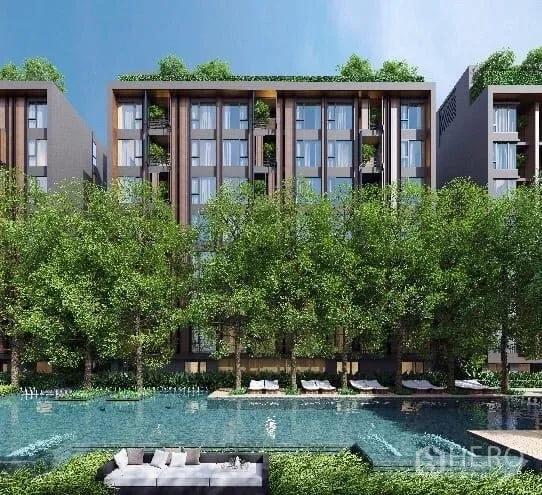 公寓 出租在Khlong Toei, Bangkok - 低层公寓外立面，绿树成荫，前方为大型泳池与躺椅。