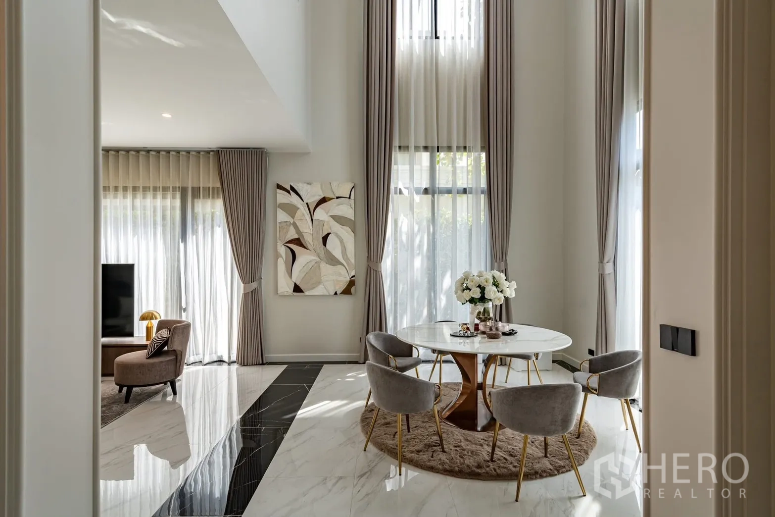 บ้านเดี่ยว for rent or sale in Saphan Sung, Bangkok - มุมทานอาหารรับแสงธรรมชาติพร้อมโต๊ะกลมและผ้าม่านสูง