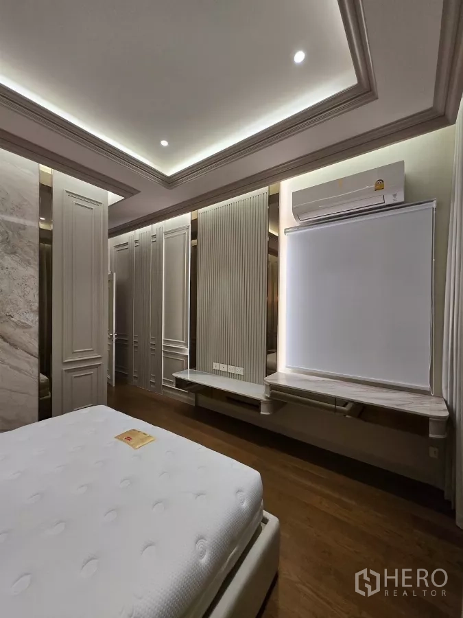 Detached House for rent or sale in Bang Kapi, Bangkok - Walk-in wardrobe area with built-in closets, vanity desk and air-conditioning.