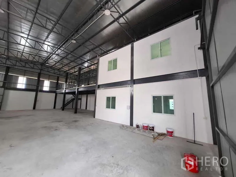 货栈 出租或出售在Bang Phli, Samut Prakan - 仓库内部，含两层办公区与钢结构夹层