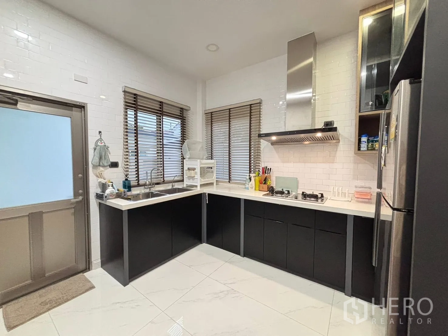 Detached House for rent in Bang Phli, Samut Prakan - Another angle of the kitchen with double sink and white tile walls.