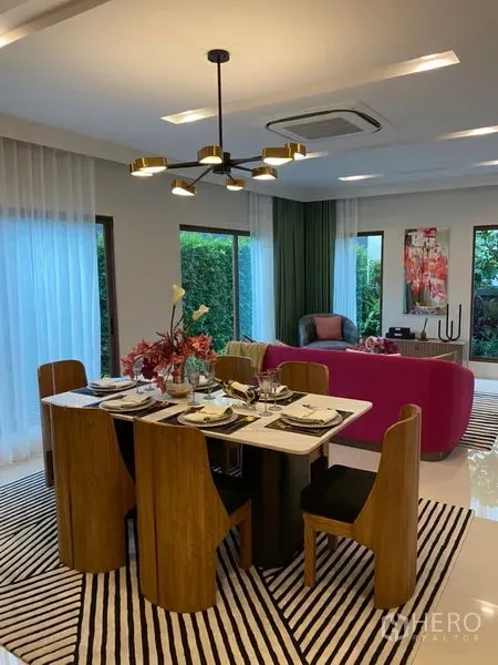 บ้าน ขายในBang Kapi, Bangkok - โซนรับประทานอาหารต่อเนื่องนั่งเล่น พร้อมโคมไฟโมเดิร์น หน้าต่างเต็มผนัง และวิวสวน