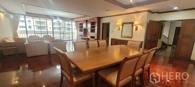 คอนโด ให้เช่าในWatthana, Bangkok - พื้นที่นั่งเล่นและรับประทานอาหารกว้าง โต๊ะ 6 ที่นั่ง โซฟา และประตูออกระเบียง